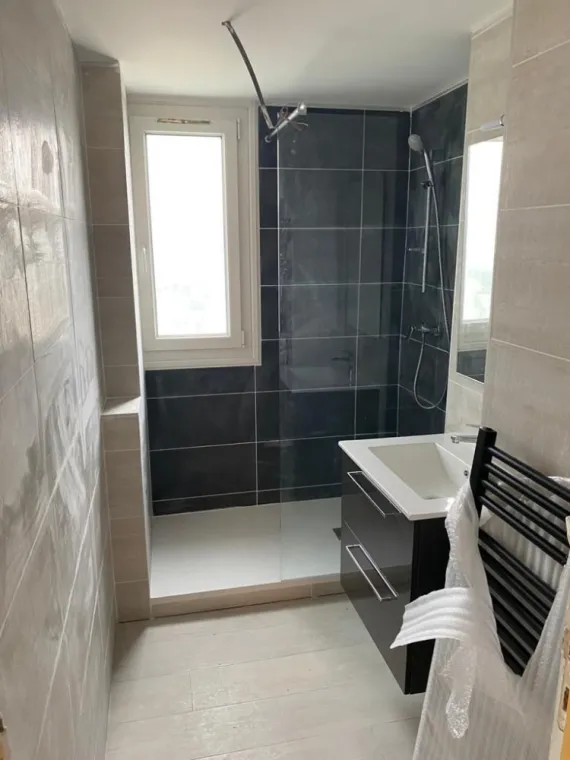 Pose de carrelage dans une salle de bain à Alès, Nîmes, Antho Carreaux