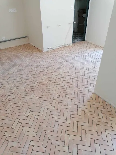 Pose de carrelage travertin et chevron à Nîmes, Nîmes, Antho Carreaux