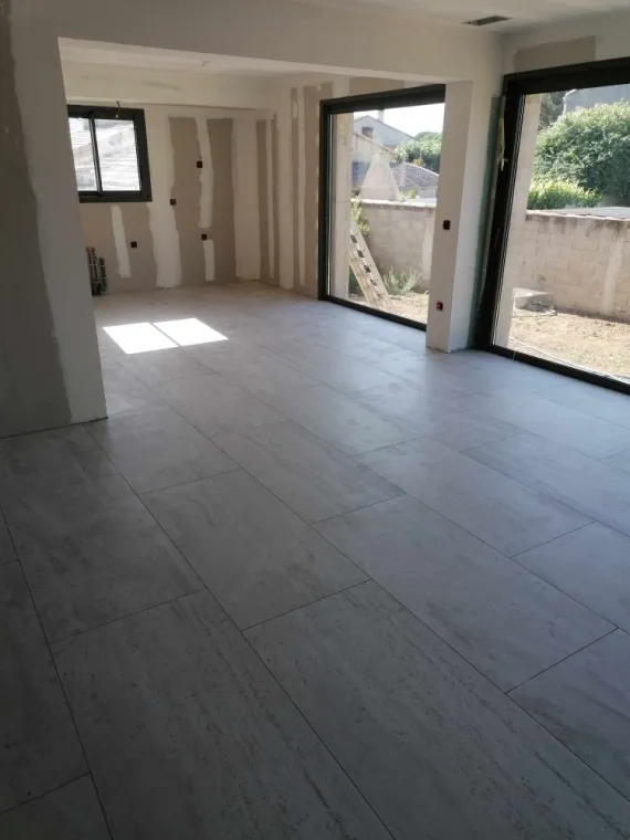 Pose de carrelage dans une maison à Aimargues, Nîmes, Antho Carreaux