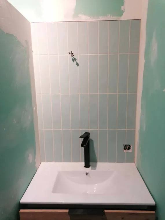 Pose de faïence dans une salle de bain et douche à l'italienne chez un particulier à Aubord, Nîmes, Antho Carreaux