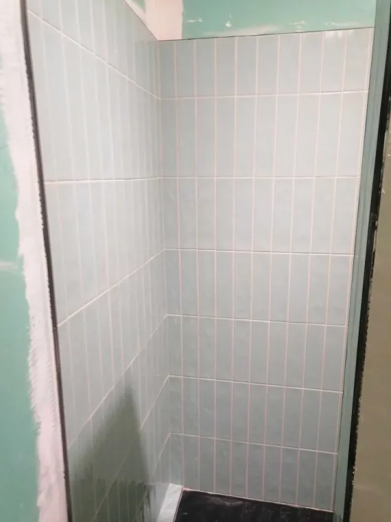 Carrelage d'une douche a l'italienne dans une salle de bain et pose de faïence dans une maison à Aubord , Nîmes, Antho Carreaux