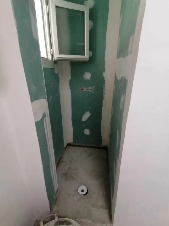 Rénovation du carrelage au sol et pose de faïence dans une salle de bain chez un particulier à Nîmes, Nîmes, Antho Carreaux
