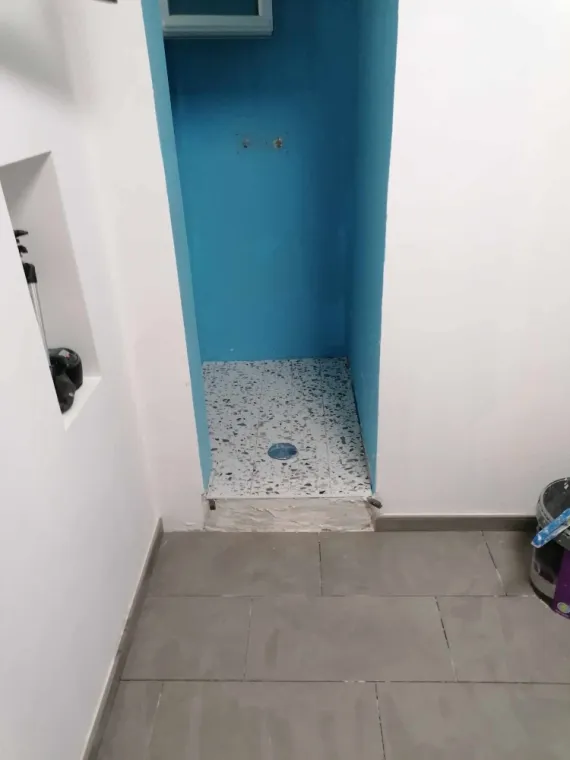 Pose de carrelage au sol dans une douche à Nîmes , Nîmes, Antho Carreaux