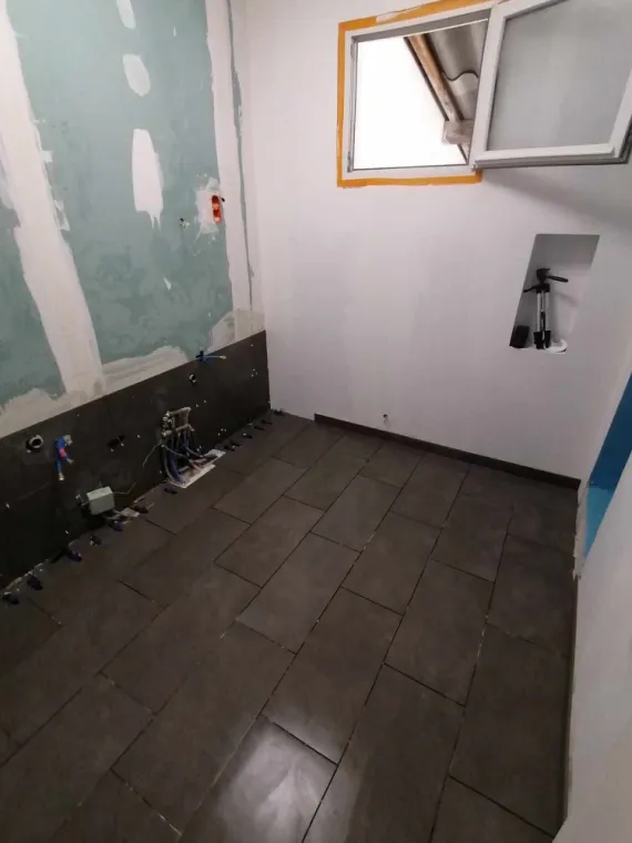 Pose de carrelage au sol et faïence dans une salle de bain chez un particulier à Nîmes, Nîmes, Antho Carreaux