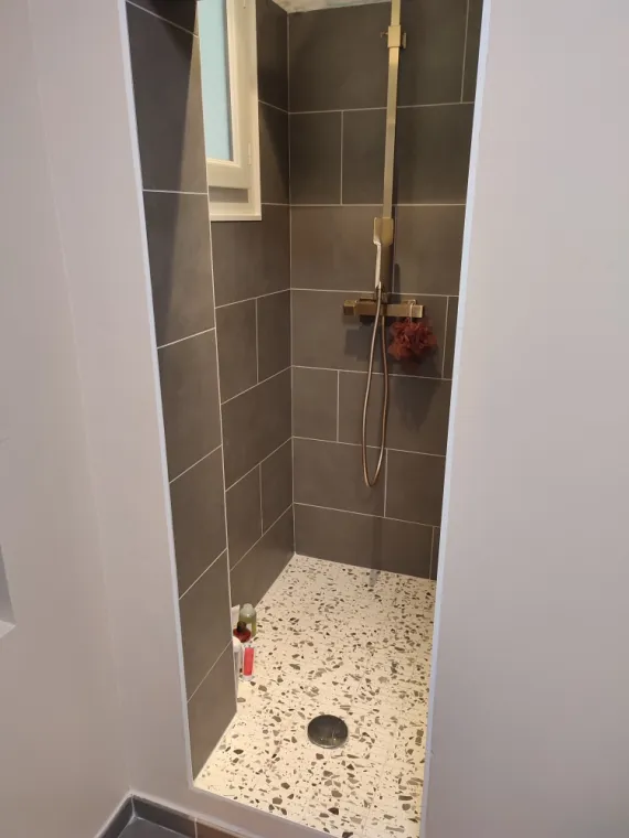 Pose de carrelage au sol et faïence de douche dans une salle de bain neuve à Nîmes, Nîmes, Antho Carreaux