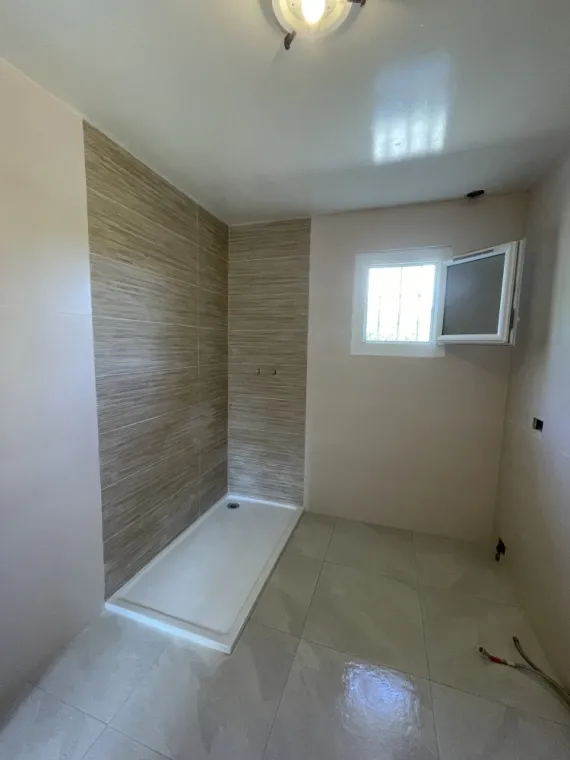 Rénovation et pose de faïence imitation bois dans une salle de bain à Calvisson , Nîmes, Antho Carreaux