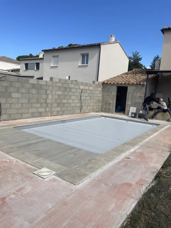 Pose de carrelage imitation travertin pour un contour de piscine à Générac , Nîmes, Antho Carreaux