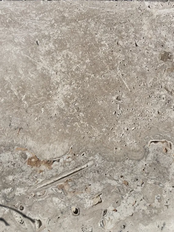Carrelage d'une plage de piscine en imitation travertin à Générac , Nîmes, Antho Carreaux