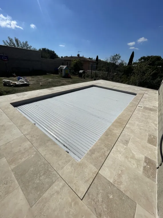Contour de piscine en carrelage imitation travertin à Générac , Nîmes, Antho Carreaux
