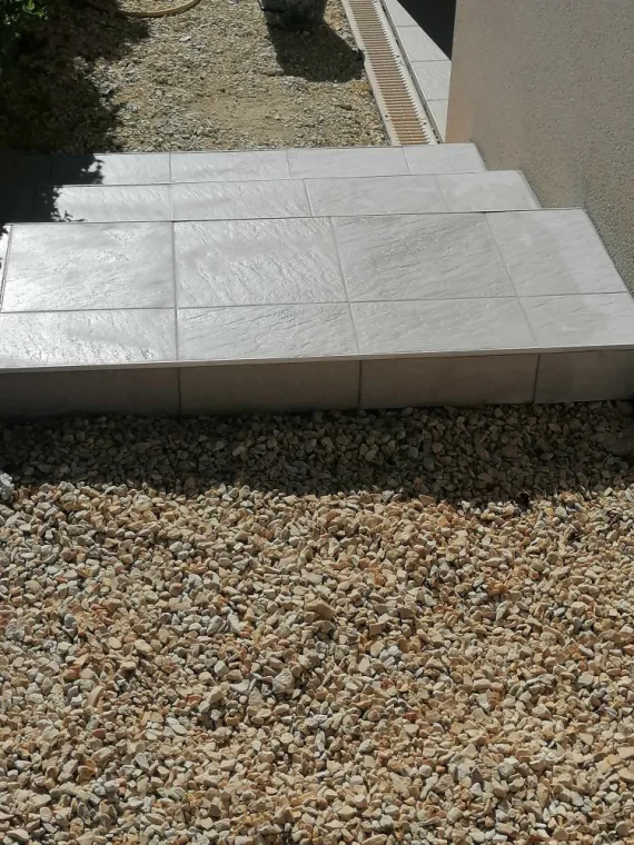 Pose de carrelage sur un escalier extérieur à Générac, Nîmes, Antho Carreaux