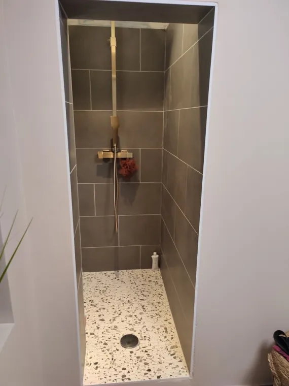 Artisan pour poser du carrelage et faïence dans une salle de bain et douche à Nîmes, Nîmes, Antho Carreaux
