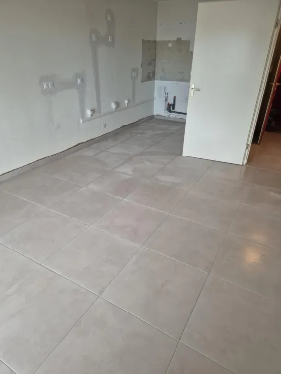 Pose de nouveau carrelage sur un ancien carrelage pour une rénovation à Générac, Nîmes, Antho Carreaux