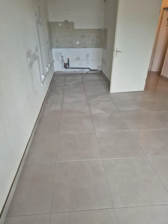 Pose de carrelage au sol dans une cuisine sur un ancien carrelage à Générac, Nîmes, Antho Carreaux