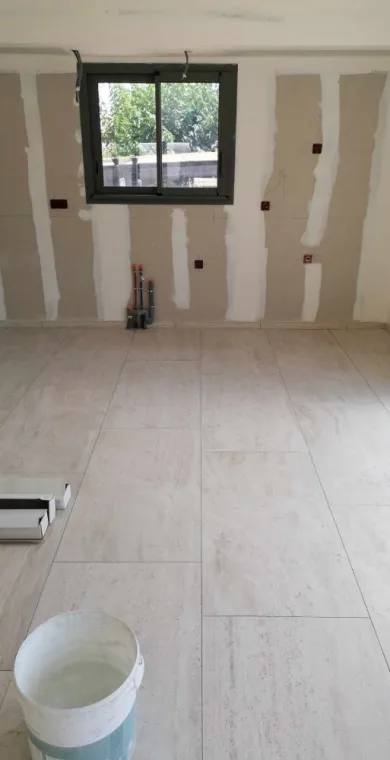 pose de carrelage au sol imitation travertin carreaux grand format