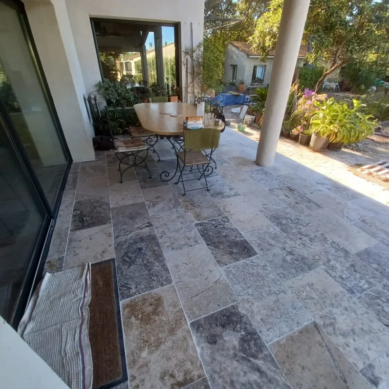 carreleur pour terrasse en travertin pierres naturelles 