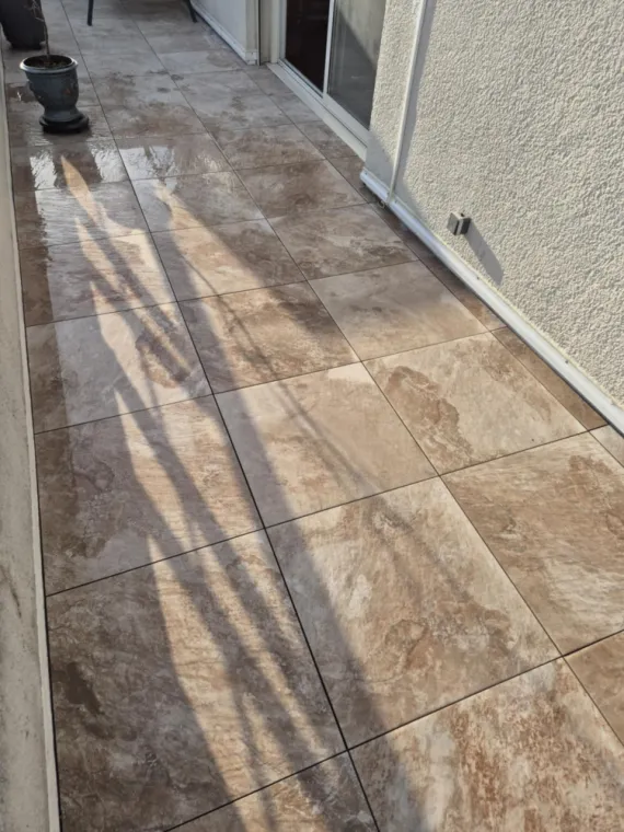 carreleur Nîmes pour poser des dalles sur plot sur une terrasse 