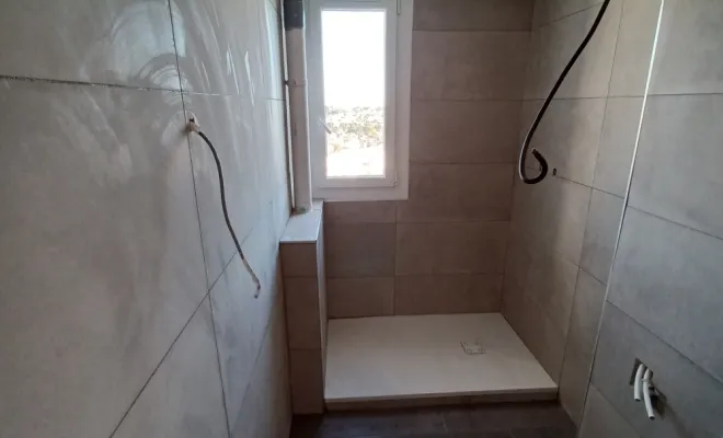 Pose de carrelage dans une salle de bain à Alès, Nîmes, Antho Carreaux