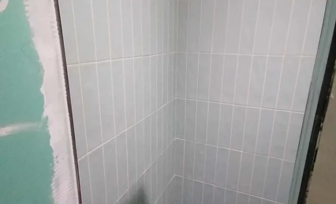 Pose de faïence dans une salle de bain et douche à l'italienne chez un particulier à Aubord, Nîmes, Antho Carreaux