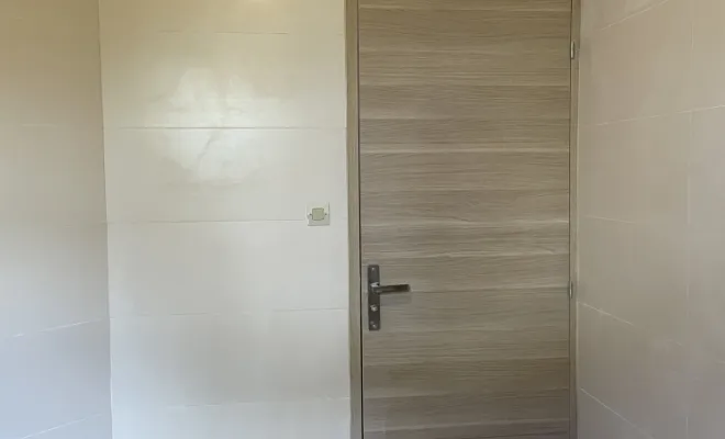Rénovation et pose de faïence imitation bois dans une salle de bain à Calvisson , Nîmes, Antho Carreaux