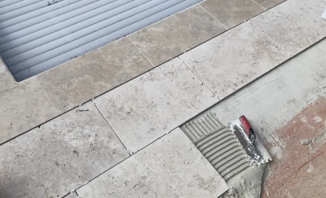 Carrelage d'une plage de piscine en imitation travertin à Générac , Nîmes, Antho Carreaux