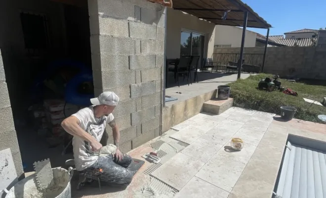 Pose de carrelage imitation travertin pour un contour de piscine à Générac , Nîmes, Antho Carreaux