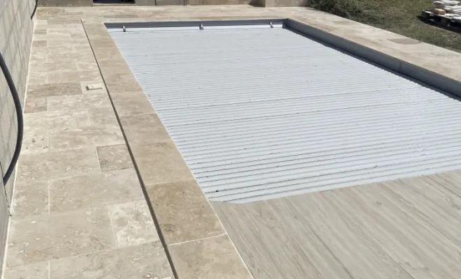 Contour de piscine en carrelage imitation travertin à Générac , Nîmes, Antho Carreaux