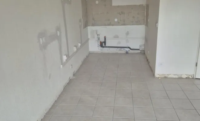 Pose de nouveau carrelage sur un ancien carrelage pour une rénovation à Générac, Nîmes, Antho Carreaux