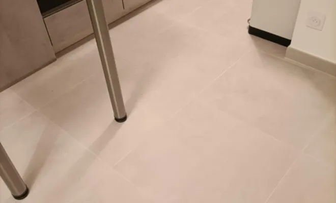 Pose de carrelage au sol dans une cuisine sur un ancien carrelage à Générac, Nîmes, Antho Carreaux