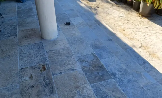 carreleur pour pose de travertin sur une terrasse