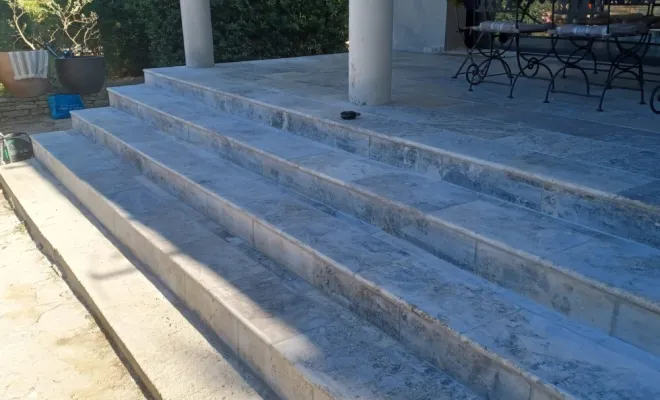 pose de travertin sur un escalier extérieur