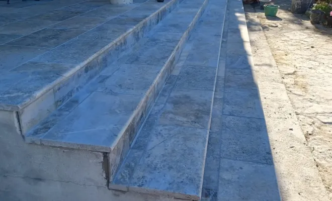 carrelage en pierre naturelle dans un escalier extérieur
