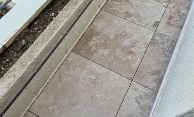 carreleur Nîmes pour pose de dalles sur plot sur un balcon 